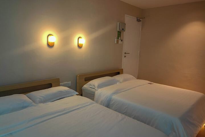 Room 33 of 45