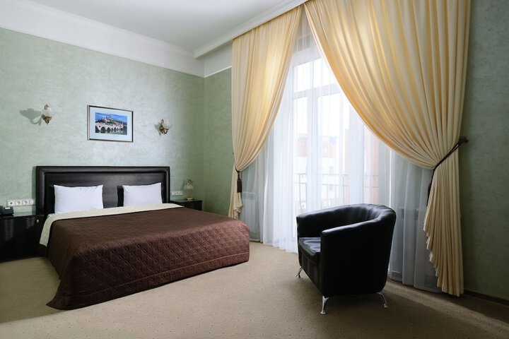 Room 10 of 28