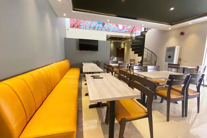 Lounge 3 of 23