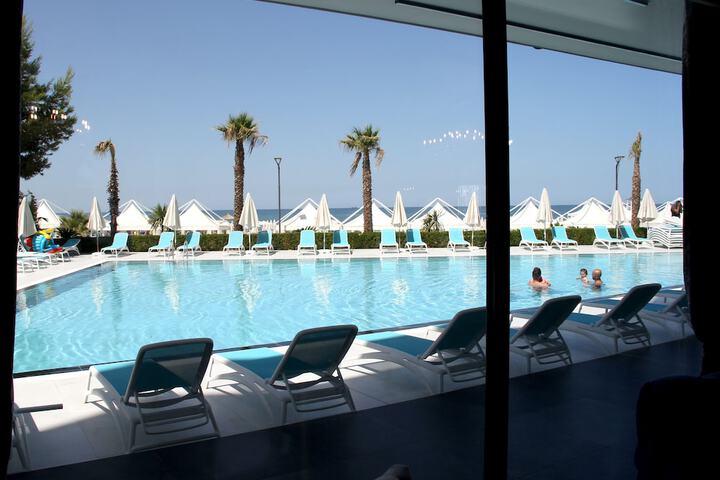 Pool 52 of 107