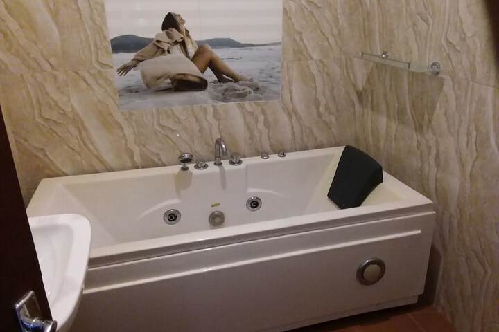 Hot Tub 14 of 33
