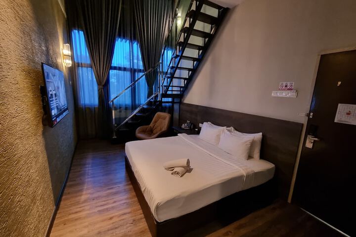 Room 102 of 138