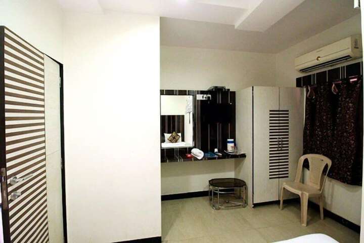 Room 11 of 18