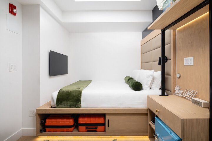 Room 6 of 76