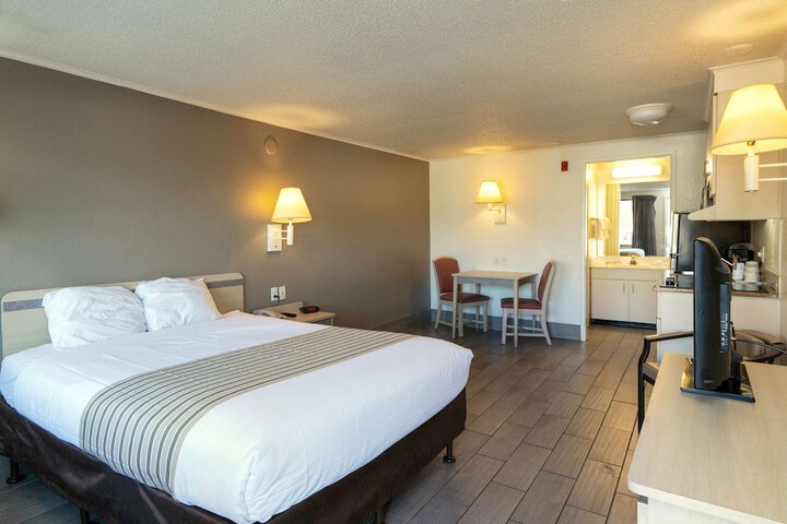 1 Queen Bed (2 of 6)