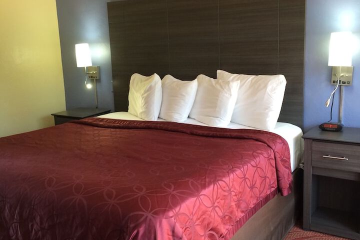 1 King Bed No A C (21 of 24)