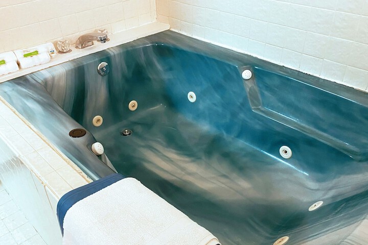 Deep soaking bathtub