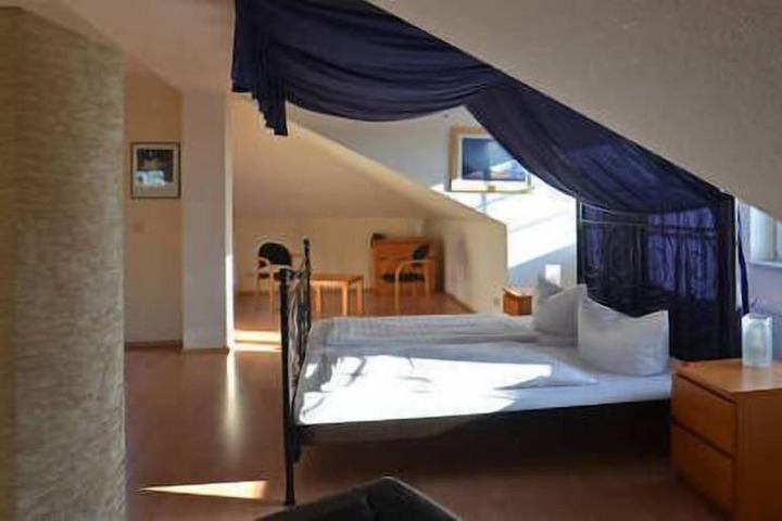 Room 12 of 33