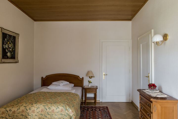 Room 6 of 69