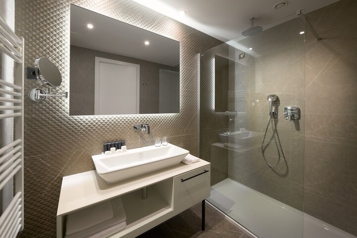 Room 45 of 106