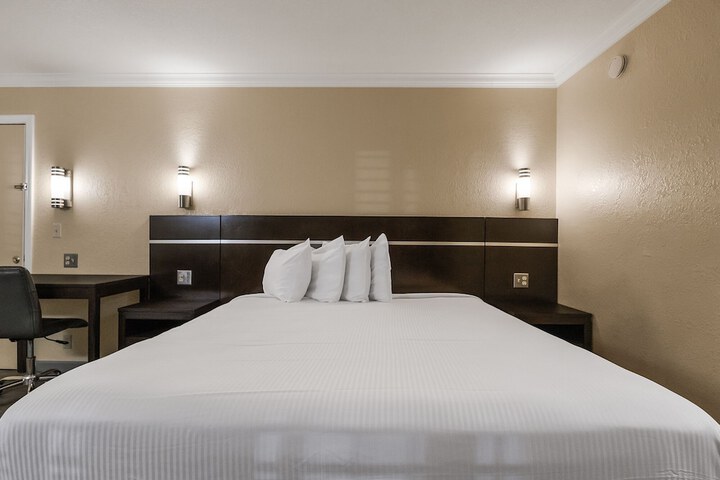 Standard | King Bed (23 of 30)