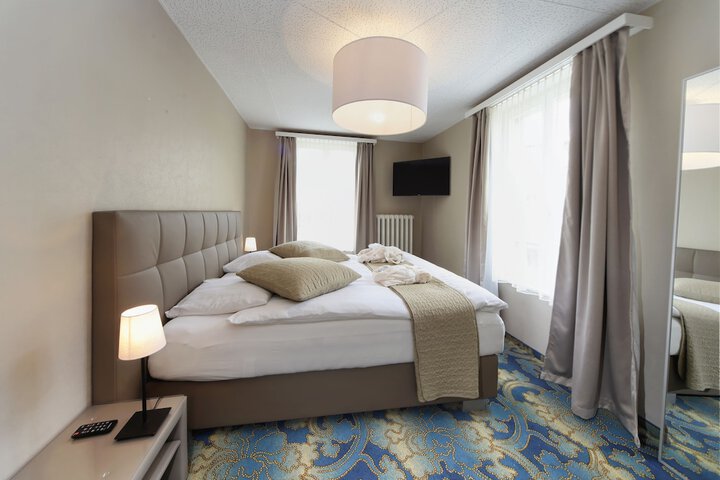 Room 9 of 30
