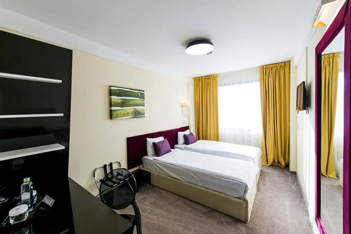 BUSINESS V HOTEL
