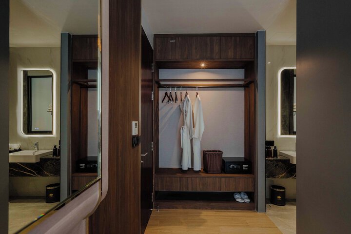 Room 60 of 216