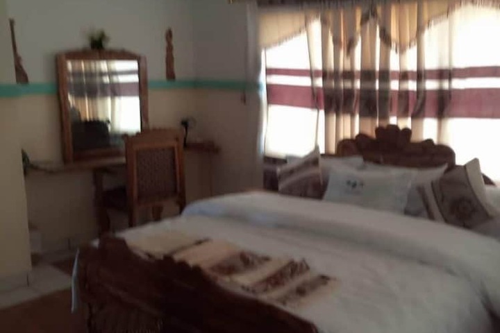 Room 6 of 10
