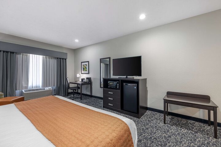 1 King Bed Pillow Top Mattress Flat Screen Television Microwave and Refrigerator Full Breakfast (13 of 14)