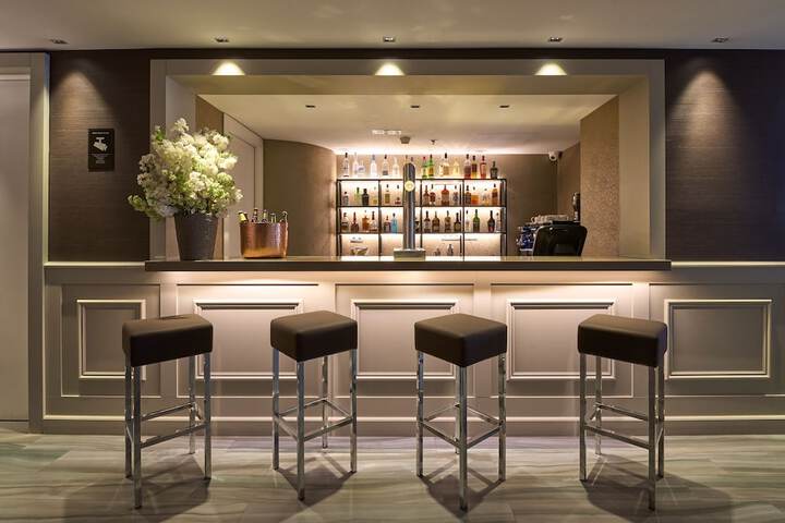 Lounge 77 of 82