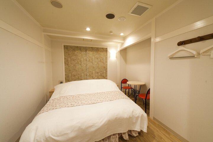 Room 9 of 25