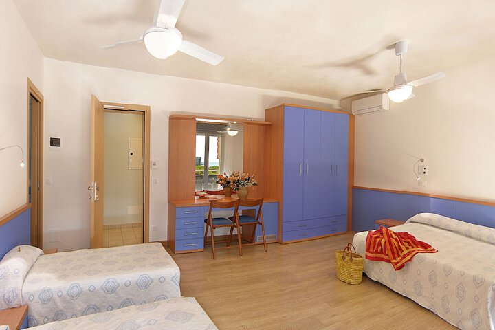 Room 6 of 34