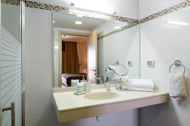 Room 35 of 63