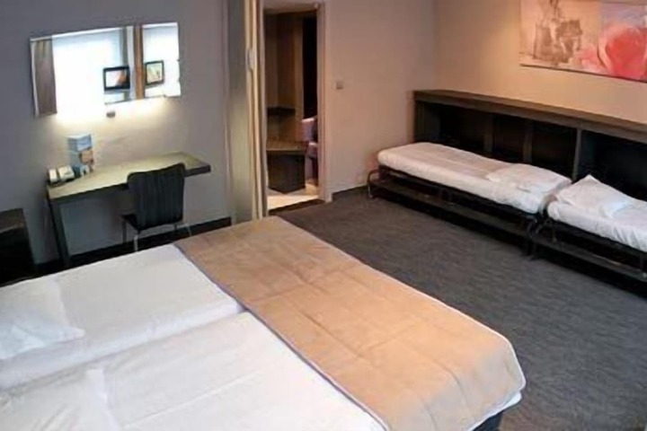 Room 13 of 42