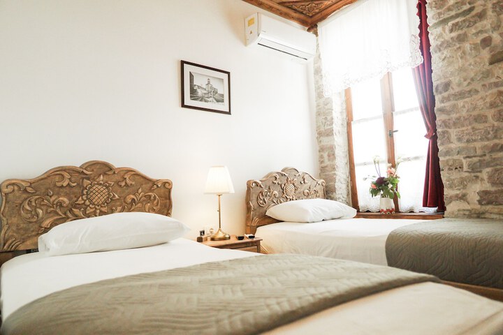 Room 9 of 18