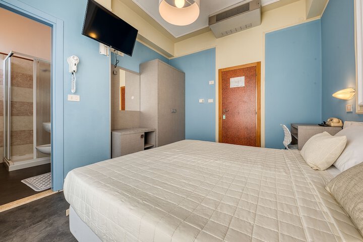Room 6 of 18