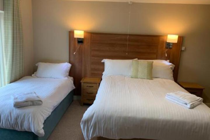 CADMORE LAKESIDE HOTEL