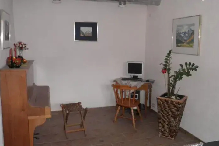 Room 8 of 16