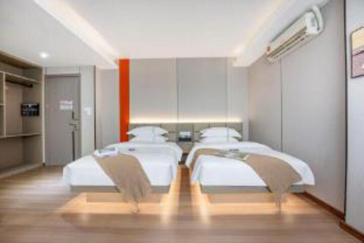 Room 8 of 9