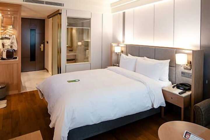Room 27 of 81