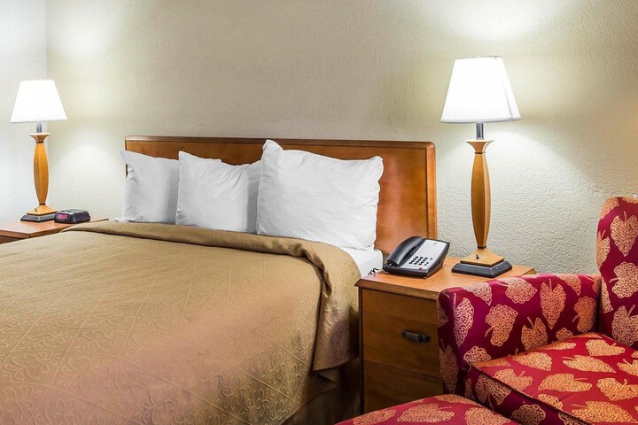 1 Queen Bed (3 of 11)