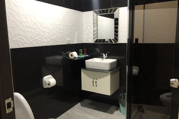 Room 16 of 32