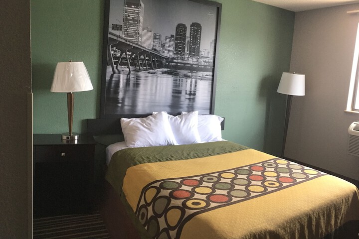 1 Queen Bed (4 of 13)