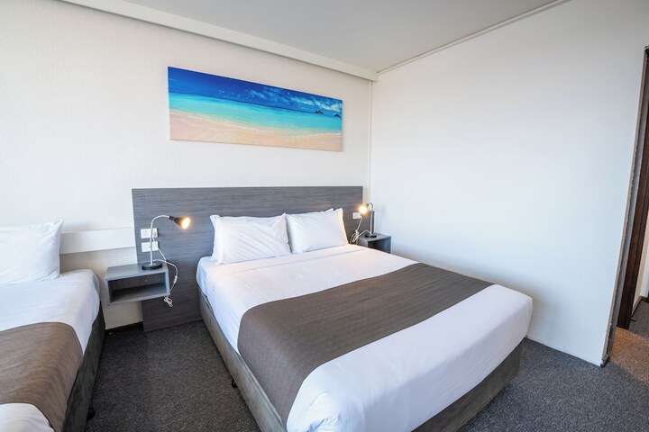 Room 32 of 100