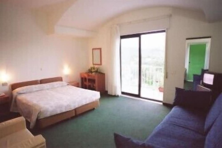 Room 9 of 33