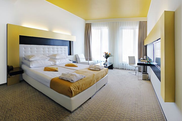 Room 12 of 76