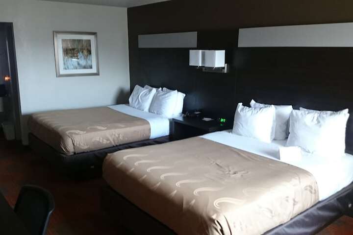 2 Queen Beds (2 of 10)