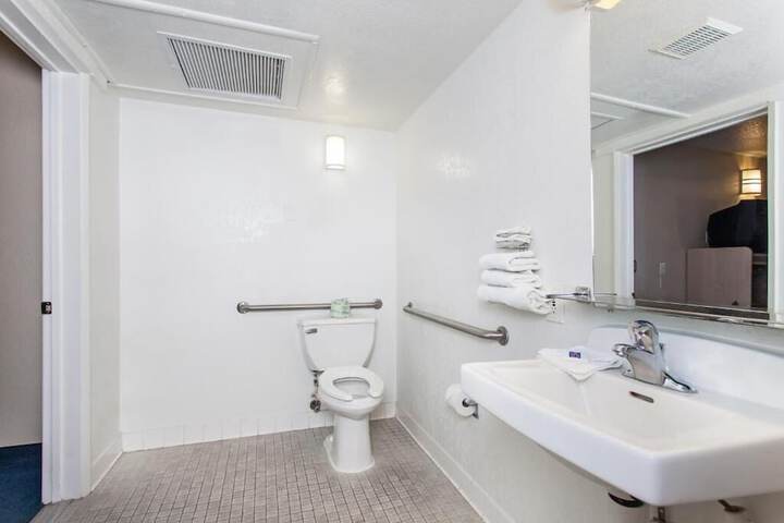 1 Queen Bed Mobility Accessible Bathtub with Grab Bars (2 of 9)