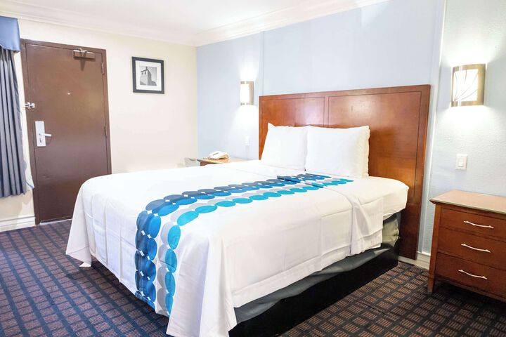 1 King Bed (10 of 10)