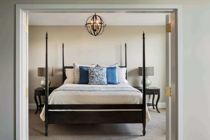 Classic King Bed (4 of 10)
