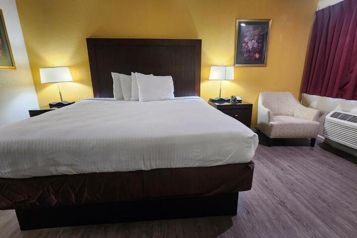 Standard King Bed Accessible (13 of 18)