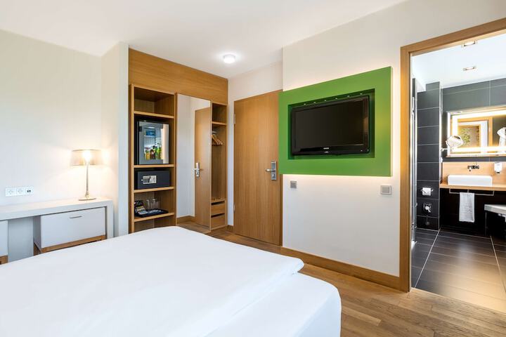 Room 5 of 33
