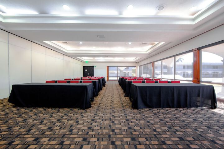 Ballroom/Hall 179 of 215