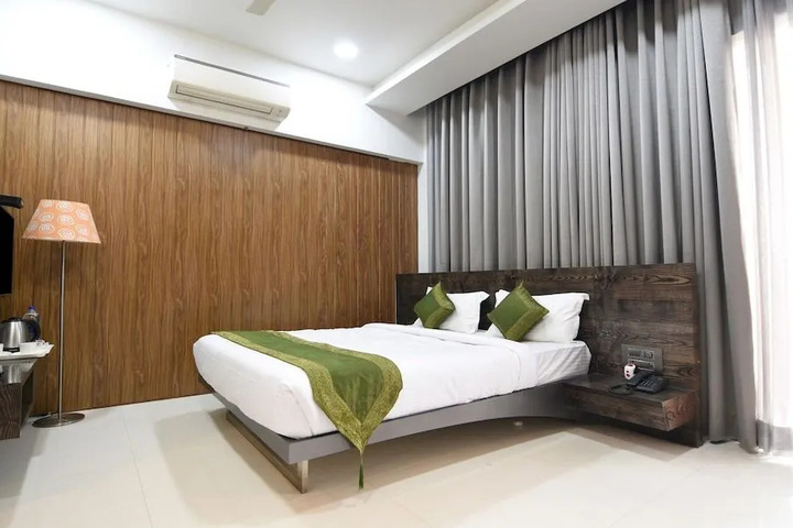 Room 6 of 8