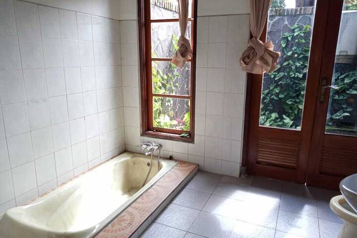 Deep soaking bathtub