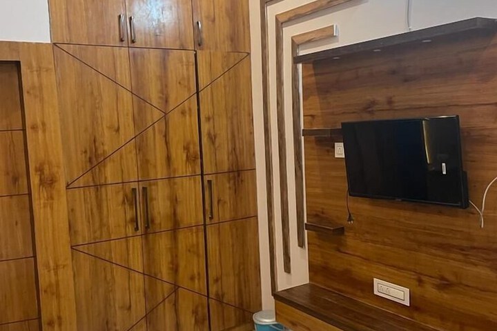 Room 5 of 9
