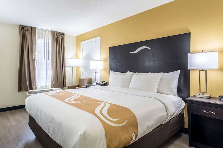 1 King Bed (5 of 12)