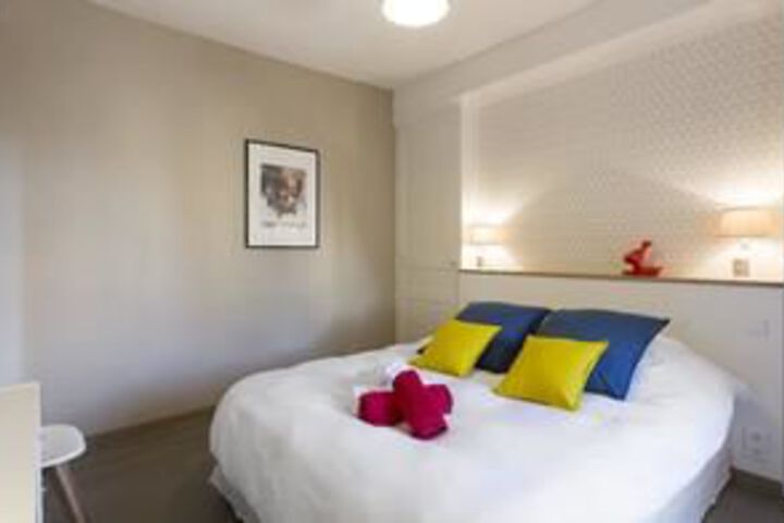 Room 4 of 12