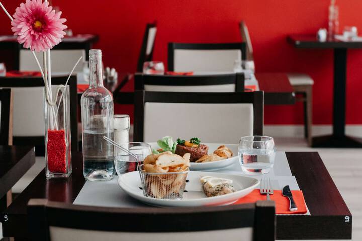 Dining 38 of 43